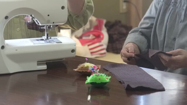 ミシンを使う女性