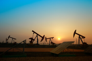 Oil pump with solar panels