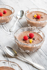 Mousses au chocolat avec des fruits rouges