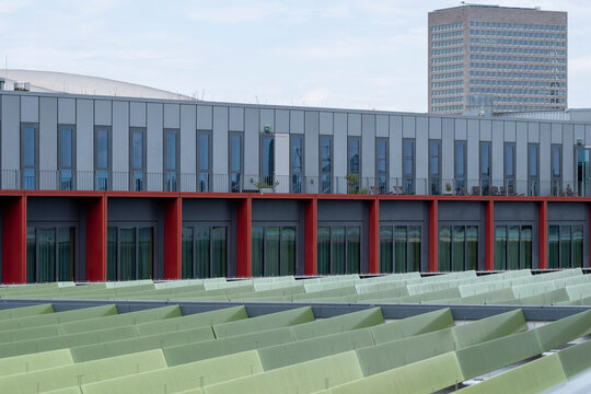 Contemporary building facade with linear windows and green roof elements in Frankfurt, Germany, combining minimalism, functionality and sustainable corporate architectural design