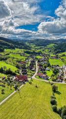 Blick auf Prinzbach im Schwarzwald, Deutschland, Luftaufnahme, Oktober 2025