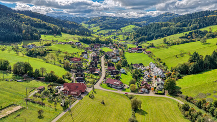 Blick auf Prinzbach im Schwarzwald, Deutschland, Luftaufnahme, Oktober 2025