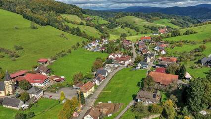 Blick auf Prinzbach im Schwarzwald, Deutschland, Luftaufnahme, Oktober 2025