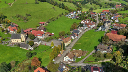Blick auf Prinzbach im Schwarzwald, Deutschland, Luftaufnahme, Oktober 2025