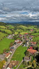 Blick auf Prinzbach im Schwarzwald, Deutschland, Luftaufnahme, Oktober 2025