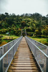 Fotografía del puente colgante del Karangahake Gorge en la Península de Coromandel, en Nueva Zelanda.