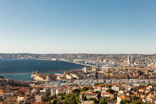 Panorama de la ville de Marseille avec le Vieux-Port, le port marchand et l'Estaque en arri&egrave;re-plan