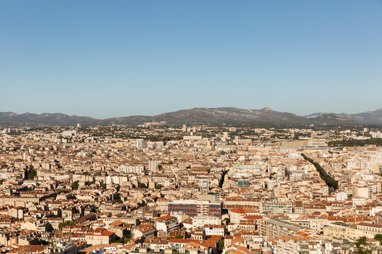 Vue sur les toits de Marseille, panorama sur la ville et les collines du Massif de l'&Eacute;toile, ciel bleu en arri&egrave;re plan