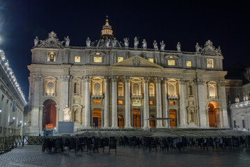 Obraz premium St. Peter’s Basilica Illuminated at Night, Vatican