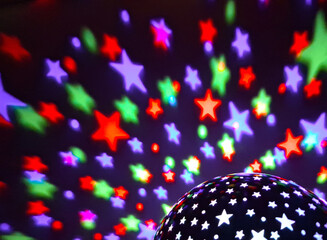 Cielo stellato nella stanza di un bambino - lampada rosso, verde e viola