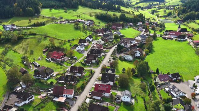 Blick auf Prinzbach im Schwarzwald, Deutschland, Luftaufnahme, Oktober 2025