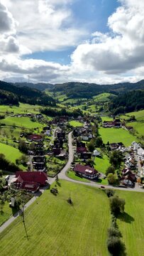 Blick auf Prinzbach im Schwarzwald, Deutschland, Luftaufnahme, Oktober 2025