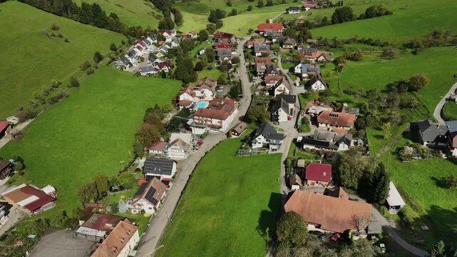 Blick auf Prinzbach im Schwarzwald, Deutschland, Luftaufnahme, Oktober 2025