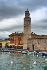Fototapeta premium Hafen und Kirche in Lazise am Gardasee
