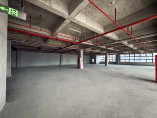 Fototapeta premium Expansive Industrial Space with Unique Architectural Features for Creative Projects