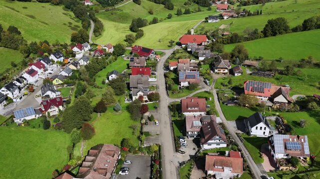 Blick auf Prinzbach im Schwarzwald, Deutschland, Luftaufnahme, Oktober 2025
