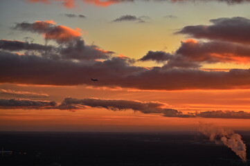 Fototapeta premium Flugzeug, abends