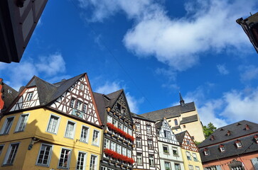 Fototapeta premium Fachwerkhäuser und Kapuzinerkloster in Cochem