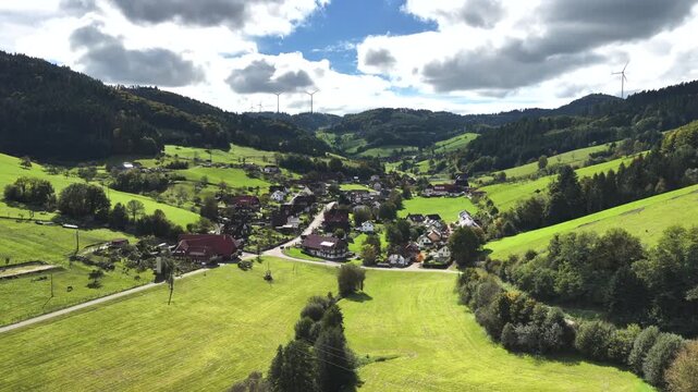 Blick auf Prinzbach im Schwarzwald, Deutschland, Luftaufnahme, Oktober 2025
