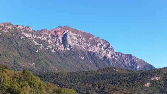 Veduta aerea da drone del Monte Cornetto dal paese di Castellano in Vallagarina, in Trentino-Alto Adige, Italia all'inizio dell'autunno