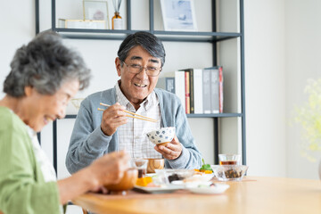 Fototapeta premium 家で朝食を食べるシニアの夫婦