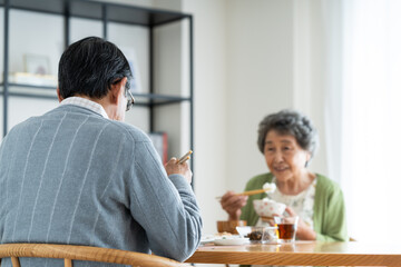 Fototapeta premium 家で朝食を食べるシニアの夫婦
