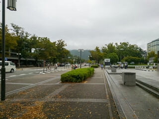 雨の日の京都の二条通りから見る岡崎公園の風景