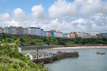 Obraz premium View of North Beach, Tenby, Pembrokeshire, Wales, UK, with the famous, colourful buildings overlooking the beach