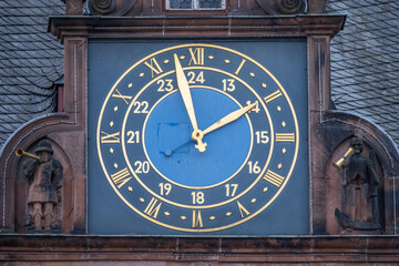 Uhr am Rathaus in Marburg