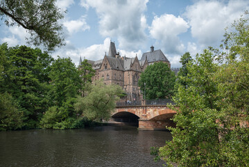 Stadtansicht Marburg mit Lahn im Vordergrund