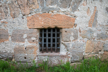 vergittertes Fenster am Rathaus in Marburg