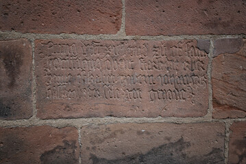 Mauer in Marburg mit Inschrift