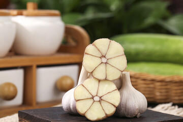 Fresh Shandong Farm Garlic Bulbs Sliced on Wooden Board Kitchen Cooking Ingredients
