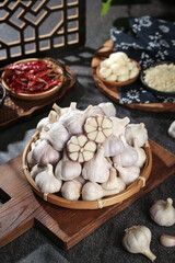 Fresh Shandong Farm Garlic Bulbs with Traditional Chinese Spices and Seasonings Display