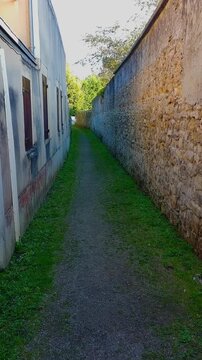 Passage entre deux murs
