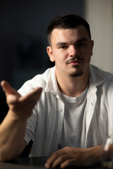 portrait d'un jeune homme en conversation, convainquant