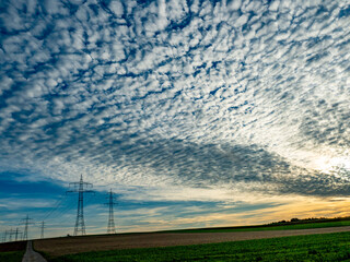 Obraz premium Strommasten und Starker Wolkenhimmel
