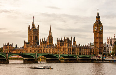 Fototapeta premium Palace of Westminster and Elizabeth Tower with Westminster Bridge over River Thames in London