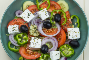 Plato con ensalada griega