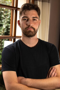 portrait d'un beau jeune homme de 25 ans, brun et barbu