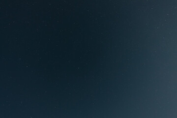 Obraz premium A calm, clear night sky filled with countless tiny stars, fading gently toward the horizon in a serene and peaceful celestial view.