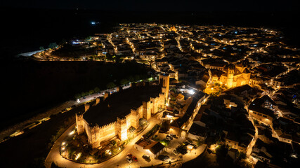 Castillo de Burgalimar con iluminación nocturna, España	