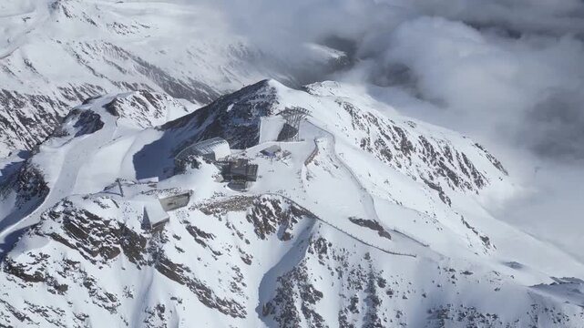 Gaislachkogl Bergstation in S&ouml;lden im Winter - Drohnenvideo