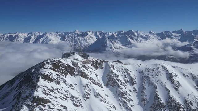 Gaislachkogl Bergstation in S&ouml;lden im Winter - Drohnenvideo