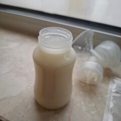 Przygotowanie do Karmienia: Butelka z Mlekiem Matki na Marmurowym Blacie laktacja mleko mamy