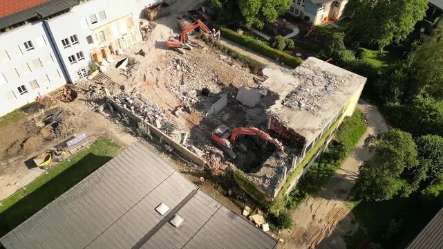 Geb&auml;ude Abrissarbeiten mit Bagger - Drohnenvideo