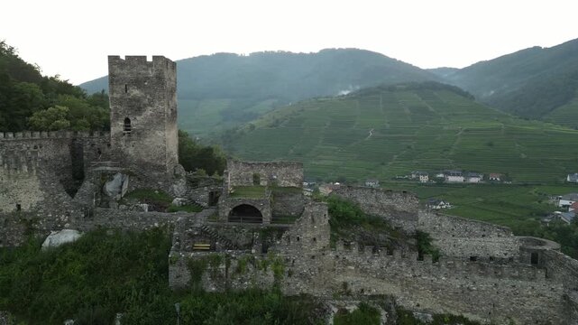 Ruine Hinterhaus in der Wachau - Drohnenaufnahme