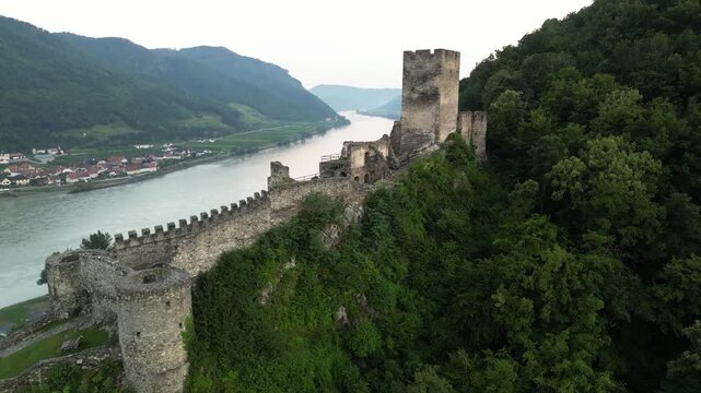Ruine Hinterhaus in der Wachau - Drohnenaufnahme