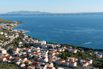 Naklejka premium Stunning coastal view of a seaside town during a sunny day