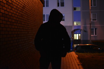 Mroczny mężczyzna w ciemnej uliczce © Maciej